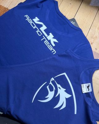 Když něco děláš dobře, je dobrý vypadat u toho jako profesionál ✌️ Hezká sestavička modrých triček a mikin s bílým...