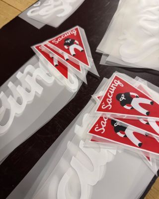 Další ze zakázek pro Šacung. Mikiny a trička s logem. Technologie DTF je perfektní pro barevný i bílý potisk. A ještě má...